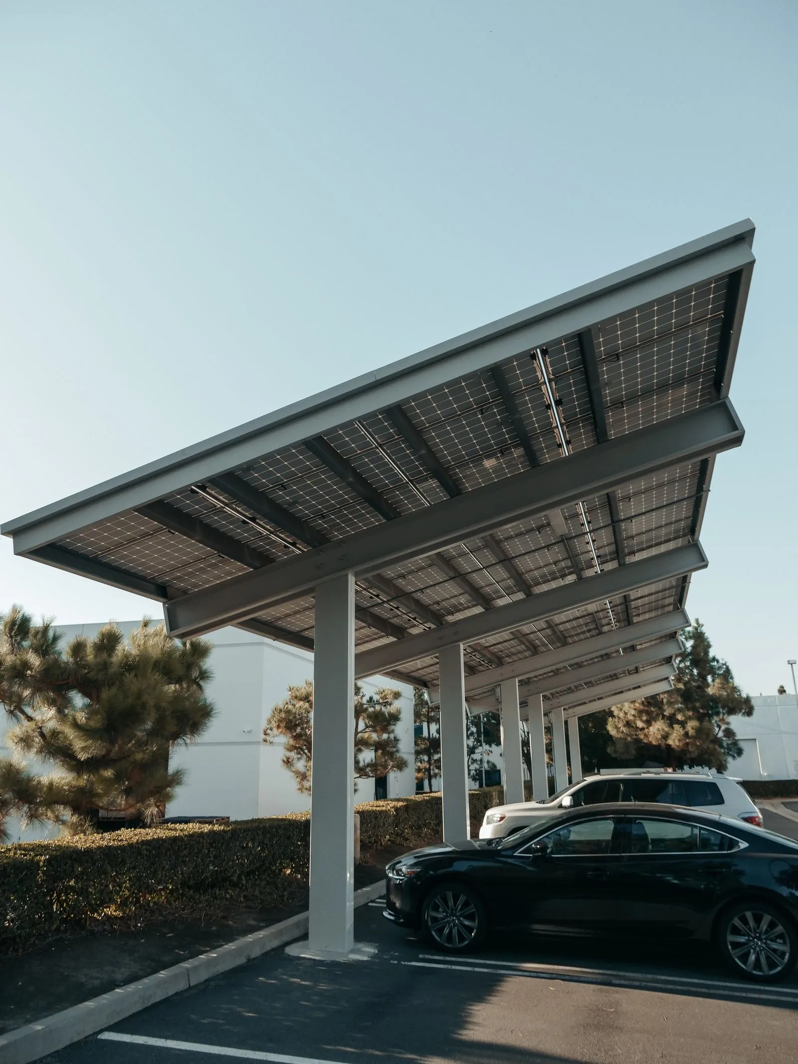 Ombrières photovoltaïques au-dessus d'un parking
