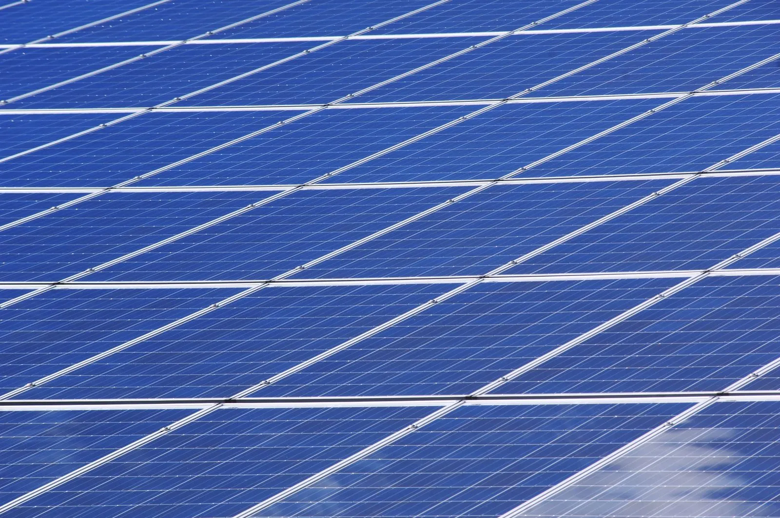 Panneaux photovoltaïques sous un ciel dégagé
